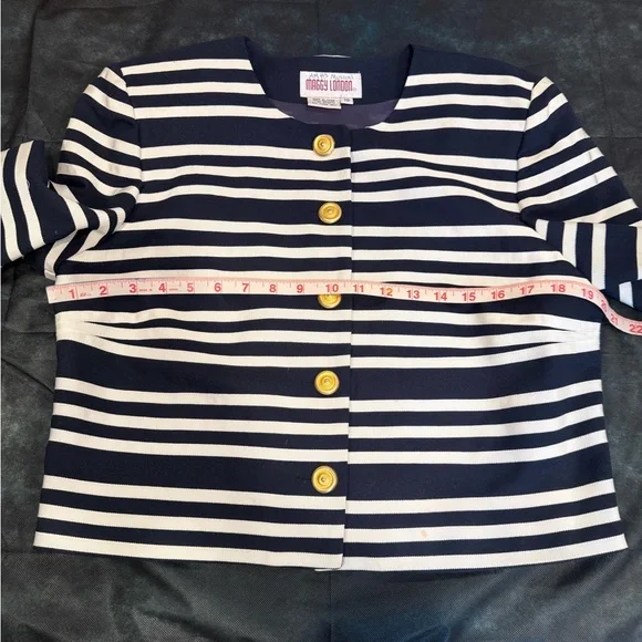 🔥Maggy London Women’s Navy & White Striped Cropped Jacket Size 10 EUC🔥 - Picture 4 of 5